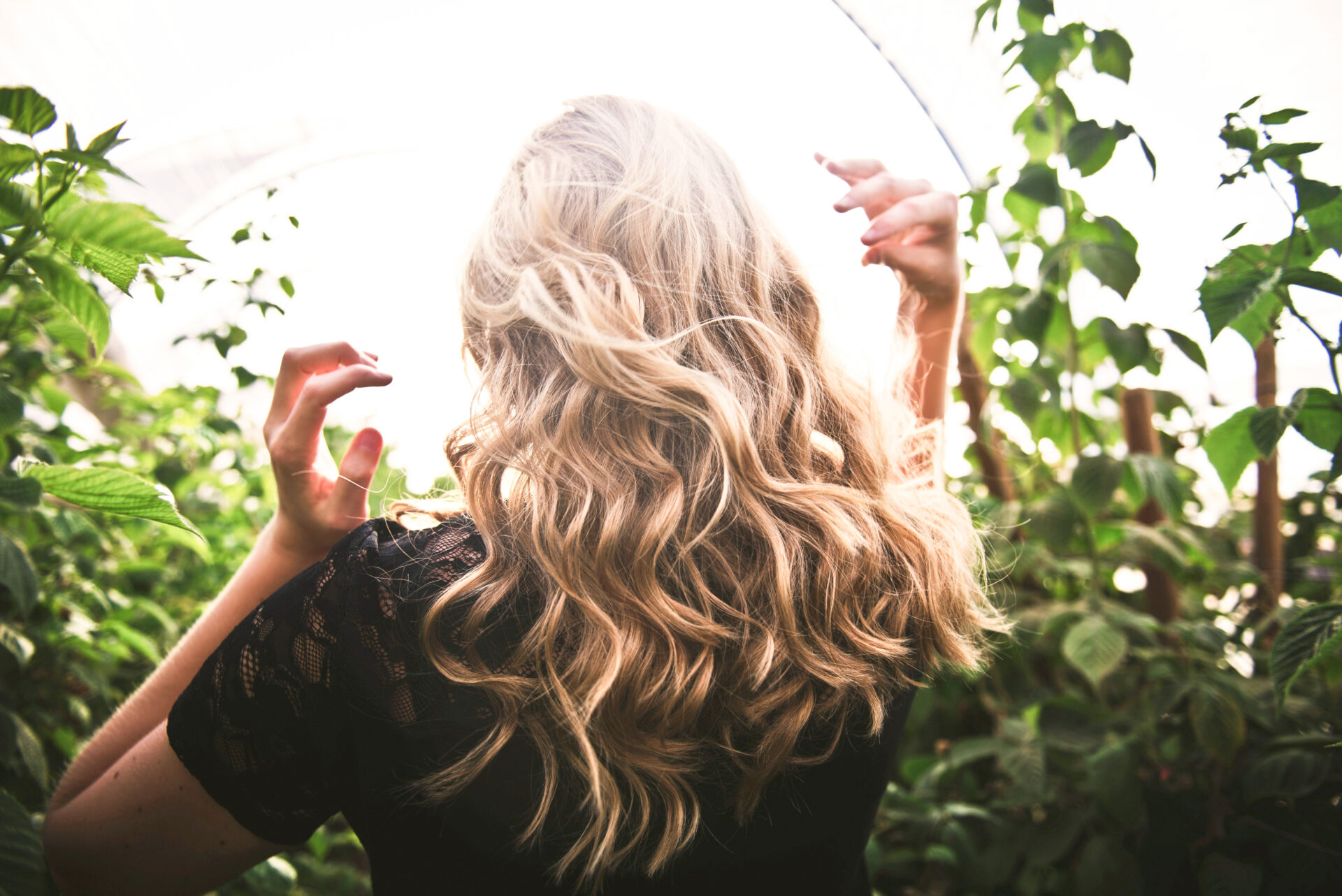 Hello les filles, aujourd'hui, je vais vous parler de cheveux, et plus précisément de soin capillaire au naturel. Une approche douce et respectueuse qui permet de sublimer notre chevelure de manière durable. Prendre soin de nos cheveux : Astuces efficaces.